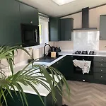 The Poplars Lodge With Hot Tub