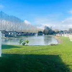 The Poplars Lodge With Hot Tub